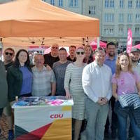 Bild vergrößern:Infostand zum Tag der Internationalen Tag der Arbeit