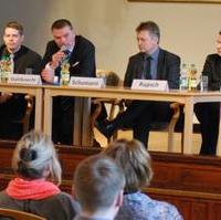 Bild vergrößern:Bei einer Diskussion zum Thema -Innere Sicherheit- Ortsverbandsvorsitzender Stefan Hörold (OV-Süd), Innenminister Holger Stahlknecht MdL, Ortsverbandsvorsitzender Stadtrat Andreas Schumann (OV Südost) und Stadtratskandidat Manuel Rupsch (OV Ostelbien). (vl.n.r.)