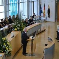Bild vergrößern:Ministerpräsident a.D. Prof. Dr. Wolfgang Böhmer bei seiner Rede anlässlich des Volkstrauertages im Landtag von Sachsen-Anhalt
