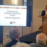 Bild vergrößern:Die Landtagspräsidentin Gabriele Brakebusch spricht am 08. Dezember zur Feierstunde 30 Jahre Städtepartnerschaft Braunschweig-Magdeburg