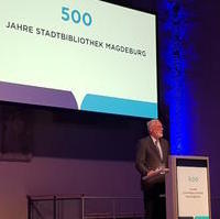 Bild vergrößern:Kulturminister Dr. Rainer Robra spricht beim Festakt 500 Jahre Stadtbibliothek Magdeburg am 05.11.2025 in der Johanniskirche.