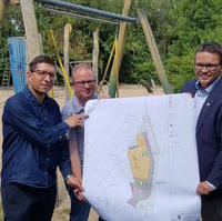 Bild vergrößern:Am Rande der Fördermittelübergabe für den Spielplatz Motzstraße Stadtrat Stephan Leitel (g.l.) am 05. August.