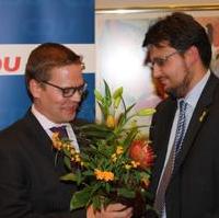 Bild vergrößern:CDU-Kreisvorsitzender Tobias Krull überreicht dem frischgewählten Bundestagsabgeordneten Tino Sorge MdB Blumen zur Gratulation (v.r.n.l.)