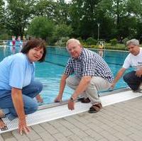Bild vergrößern:Beim gemeinsamen Wassertest zum 60zigsten Geburtstag des Freibad Süd Frau Franke (Sportjugend Magdeburg), Herr Stadtrat Schindehütte und Herr Schwimmmeister Dimitroff (v.l.n.r.)