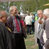 Bild vergrößern:Ratsfraktionsvors. Wigbert Schwenke MdL, Sozialminister Norbert Bischoff, Stadtrat Hubert Salzborn und Josef Schwenke (CDA) im Gespräch beim Fest der Begegnung am 01. Mai. (v.l.n.r.) 