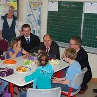 Bild vergrößern:Mit Obst und Gemüse fit für die Schule - Bundesernährungsminister Christian Schmidt (Mitte) besuchte mit seinem Amtskollegen Dr. Hermann Onko Aeikens, Minister für Landwirtschaft und Umwelt des Landes Sachsen-Anhalt (links), die Grundschule 