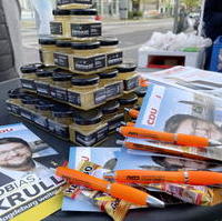 Bild vergrößern:Bei den Infoständen der CDU gibt es nicht nur Informationsmaterial, sondern teilweise auch süße Leckereien.
