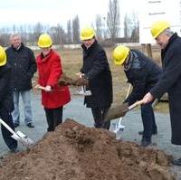 Bild vergrößern:Spatenstich zur Erneuerung des Furtlakengewässersystems  in Ostelbien, als Maßahme gegen die Vernässung Ostelbiens. Unter anderem mit dabei Stadtrat Gunter Schindehütte (2.v.l.) und Staatsseketärin Annemarie Keding (3.v.l.)