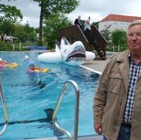 Bild vergrößern:Stadtrat Gunter Schindehütte bei der Saisoneröffnung im Freibad Süd