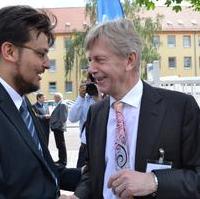 Bild vergrößern:CDU-Kreisvorsitzender Tobias Krull gratuliert Dr. Karl Gerhold zum 20-jährigen Bestehen der GETEC AG (v.l.n.r.)