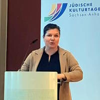 Bild vergrößern:Die Ministerin für Justiz und Verbraucherschutz Franziska Weidinger spricht bei der Eröffnung der jüdischen Kulturtage in Magdeburg am 15.10.2023.