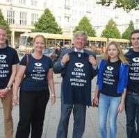Bild vergrößern:Der Minister für Wissenschaft und Wirtschaft Hartmut Möllring (Mitte) bekam von den Vertretern der Jungen Union Magdeburg sein eigenes Exemplar des T-Shirts 