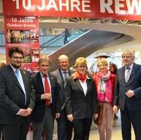 Bild vergrößern:Landtagsabgeordneter Tobias Krull, Wirtschaftsbeigeordneter Rainer Nitsch (l.) und Wirtschaftsminister Hartmut Möllring (r.) gratulierten Kati Sommer (Mitte) zum 10-jährigen Bestehen ihres Rewe-Marktes im Alle Center