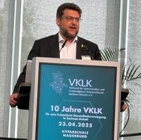 Bild vergrößern:Tobias Krull bei einem Grußwort beim Verband der kommunalen und landeseigenen Krankenhäuser am 23. April in Magdeburg.