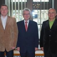 Bild vergrößern:Die Vertreter der lettischen Hauptstadt Riga Herr Stepanenko (l.) und Herr Aleksejenko (r.) mit dem Magdeburger Bürgermeister Dr. Koch nach ihrer Eintragung in das Gästebuch der Landeshauptstadt.  