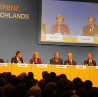 Bild vergrößern:Das Podium bei der CDU-Regionalkonferenz mit Vertretern der 3 CDU-Landesverbände, dem CDU-Bundesgeschäftsführer Dr. Klaus Schüler, dem CDU-Generalsekretär Hermann Gröhe MdB und der Bundesvorsitzenden der CDU und Bundeskanzerlin Dr. Angela Merkel