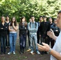 Bild vergrößern:Der Landesvorsitzende des Volksbundes Deutsche Kriegsgräberfürsorge Dieter Steinecke MdL (g.r.) erklärt den Teilnehmern des Internationalen Workcamps dieses Verbandes auf dem Magdeburger Westfriedhof die Schrecken der Bombennacht vom 16. Januar 1945 in Magdeburg