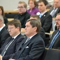 Bild vergrößern:Staatssekretär Prof. Dr. Gundlach, Landtagspräsident Detlef Gürth MdL, Dieter Steinecke MdL und Wigbert Schwenke MdL während der Gedenkstunde im Landtag von Sachsen-Anhalt (v.l.n.r.)