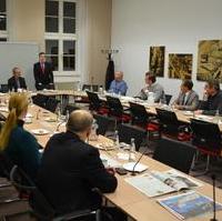 Bild vergrößern:Die Mitglieder der Fraktion CDU/FDP/Bund für Magdeburg im Stadtrat besuchten den Landtag, dabei gab es die Gelegenheit zum Gespräch mit Landtagspräsidenten Detlef Gürth MdL (stehend). 