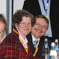Bild vergrößern:Die Magdeburger Parteitagsdelegierten Anne-Marie Keding und Klaus Zimmermann zeigen ihre gute Laune (v.l.n.r.)