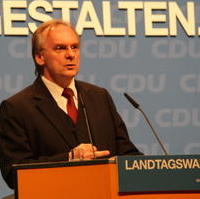 Bild vergrößern:Der CDU-Spitzenkandidat Dr. Reiner Haseloff beim Wahlkampfabschluss zur Landtagswahl (Foto Alexander Schröder)