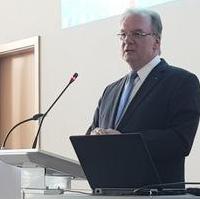 Bild vergrößern:Ministerpräsident Dr. Reiner Haseloff MdL spricht bei der Frühjahrstagung des Landesverbandes Erneuerbare Energie am 25. April in Magdeburg