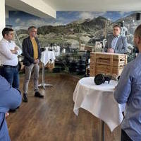Bild vergrößern:Gemeinsam besuchten Mitglieder der Ortsverbände Sudenburg/Friedenshöhe und Olvenstedt am 25. Mai die Firma PETROMAX.