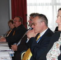 Bild vergrößern:Gespanntes Zuhören der Magdeburger Parteitagstagsdelegierten bei der Rede des CDU-Spitzenkandidaten Dr. Reiner Haseloff 