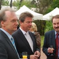 Bild vergrößern:Am Rande einer Veranstaltung Minister Dr. Reiner Haseloff, OB Dr. Lutz Trümper und der Prorektor für Planung und Haushalt der O.-v.-Guericke Universität Prof. Dr. Helmut Weiß (v.l.n.r.)
