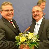 Bild vergrößern:Zu seiner Wahl zum Bürgermeister der Landeshauptstadt erhält Klaus Zimmermann herzliche Glückwünsche vom Vorsitzenden der CDU/FDP/BfM-Ratsfraktion Wigbert Schwenke MdL (v.l.n.r.)