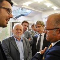 Bild vergrößern:IKEA-Projektmanager Franco Powilleit im Gespräch mit Stadtrat Gerhard Häusler, Wirtschaftsbeigeordneten Rainer Nitsche und Wirtschaftsausschussvorsitzenden Michael Hoffmann zur Ansiedlung eines IKEA-Einrichtungshauses in Magdeburg(v.l.n.r.) 