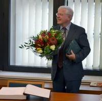 Bild vergrößern:Prof. Dr. Klaus Erich Pollmann nach seiner Eintragung in Goldene Buch der Landeshauptstadt. Damit wurden seine Verdienste als langjähriger Rektor der Otto-von-Guericke Universität Magdeburg (1998-2012) und sein Wirken, auch im Sinne der Stadt, in diesem Amt gewürdigt.