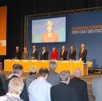 Bild vergrößern:Mit dem Singen der Nationalhymne endete die CDU-Regionalkonferenz in Magdeburg. 