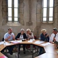 Bild vergrößern:Der Kulturausschuss der Landeshauptstadt Magdeburg tagte am 16.05. in der Johanniskirche. Auf der Tagesordnung stand auch ein Antrag von Stadträtin Carola Schumann und Stadtrat Thomas Brestrich. In dem Antrag wird der Oberbürgermeister gebeten, auf die Suche nach Spuren von Otto von Guerickes zu forcieren und Ergebnisse der Suche zeitgemäß zu vermitteln. Zu Gast ist war auch Prof. Dr. Mathias Tullner (Institut für Geschichte/OVGU). Er hatte im Ausschuss dazu Erläuterungen gegeben.