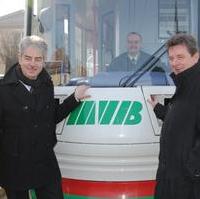 Bild vergrößern:MVB-Geschäftsführer Klaus Regener (l.) und Oberbürgermeister Dr. Lutz Trümper (r.) bei der Einweihung einen neuen Strassenbahnzugs. Am Steuer desselben der Stadtrat und Strassenbahnfahrer Bernd Reppin (m.). 