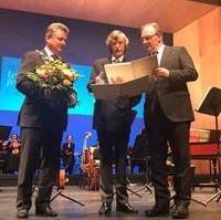 Bild vergrößern:Gemeinsam verleihen Ministerpräsident Dr. Reiner Haseloff MdL (r.) und Oberbürgermeister Dr. Lutz Trümper (l.) den Telemann-Preis 2018 am 09. März an Thomaskantor Gotthold Schwarz 