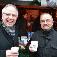 Bild vergrößern:Der Beigeordnete Dr. Dieter Scheidemann und Fraktionsvorsitzender Wigbert Schwenke MdL sammelten an der Vereinshütte auf dem Magdeburger Weihnachtsmarkt Spenden für die Welthungerhilfe (v.l.n.r.)