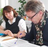 Bild vergrößern:Die stellv. KPV-Landesvorsitzende Heike Brehmer MdB und der KPV-Landesvorsitzende Dieter Klein bei der intensiven Bearbeitung des Entwurfs des neuen Grundsatzprogramms der CDU Sachsen-Anhalt (v.l.n.r.)