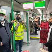 Bild vergrößern:MVB-Geschäftsführerin Birgit Münster-Rendel (g.r.) und Tobias Krull MdL (g.l.) bei der Eröffnung der neuen Straßenbahnlinie in Cracau am 24. Dezember 2021.