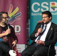 Bild vergrößern:Aus Anlass des IDAHOBIT, des Tags gegen die Ausgrenzung von Menschen wegen ihrer sexuellen Identität, stellte sich Tobias Krull den Fragen bei einer öffentlichen Veranstaltung.