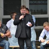 Bild vergrößern:Beim traditionellen Kartoffelschälwettbewerb, moderiert von Kabaretist Lars Johansen, des Volks- und Heimatfestes Ottersleben trat auch Bundestagskandidat Tino Sorge (rechts) an. Hier gegen den alten und später auch neuen Sieger Jürgen Hübner (links) 
