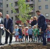 Bild vergrößern:Gemeinsam pflanzen am 29. Juni Ministerpräsident Dr. Reiner Haseloff MdL (l.) und Tobias Krull MdL (r.) einen Apfelbaum im Generationengarten des Generationenprojektes Heumarkt  