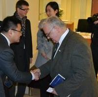 Bild vergrößern:Wirtschaftsausschussvorsitzender Stadtrat Hubert Salzborn (2.v.r.) begrüßt eine Delegation der Firma Hongji aus China 
