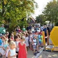 Bild vergrößern:In Ottersleben wurde heute (26.08) der Spielplatz „Die Welt der Bienen“ eröffnet. Die Kinder von den Kindertagesstätten „Löwenzahn“ und „Zauberland“ hatten mit einem großen Kinderfest den Spielplatz eingeweiht. Der Eigenbetrieb Stadtgarten und Friedhöfe Magdeburg hatte die Fläche in den vergangenen Wochen von Grund auf saniert. Die Kosten der Sanierung für rund 141.000 EUR wurden aus Mitteln des städtischen Haushalts finanziert. Unter den Gästen waren unter anderem, Fraktionsvorsitzender Wigbert Schwenke und Stadtrat Andreas Schumann MdL. 