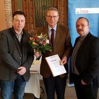 Bild vergrößern:Am 23. Februar tagte die Christlich-Demokratische Arbeitnehmerschaft Sachsen-Anhalt in Halle. Dabei wurde Jürgen Scharf (m.) für seine langjährige Mitgliedschaft geehrt.