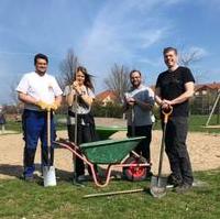 Bild vergrößern:Einige der Teilnehmer des Putzaktion des CDU-Ortsverbandes Süd am 30. März 2019 auf dem Spielplatz Maikäferwiese. 