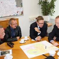 Bild vergrößern:Die CDU-Landtagsabgeordneten Jürgen Scharf und  Wigbert Schwenke gemeinsam mit dem CDU-Bundestagskandidaten Tino Sorge im Gespräch mit dem  Konzernbevollmächtigter der Deutschen Bahn für das Land Sachsen–Anhalt Alexander Kaczmarek (v.l.n.r.)