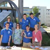 Bild vergrößern:Mitglieder und Freunde des RCDS Magdeburg Uni am Wahlkampfstand auf dem Gelände der Otto-von-Guericke-Universität.