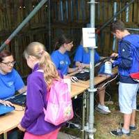 Bild vergrößern:Die Kinderstadt Elberado hat wieder ihre Tore, auf dem Gelände der Hochschule Magdeburg-Stendal im Herrenkrug, aufgemacht. Hier die jungen Bewohner bei ihrer Anmeldung beim Einwohnermeldeamt.