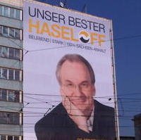 Bild vergrößern:Dieses Plakat findet sich an der Kreuzung Breiter Weg / Ernst-Reuter-Allee in der Magdeburger Innenstadt